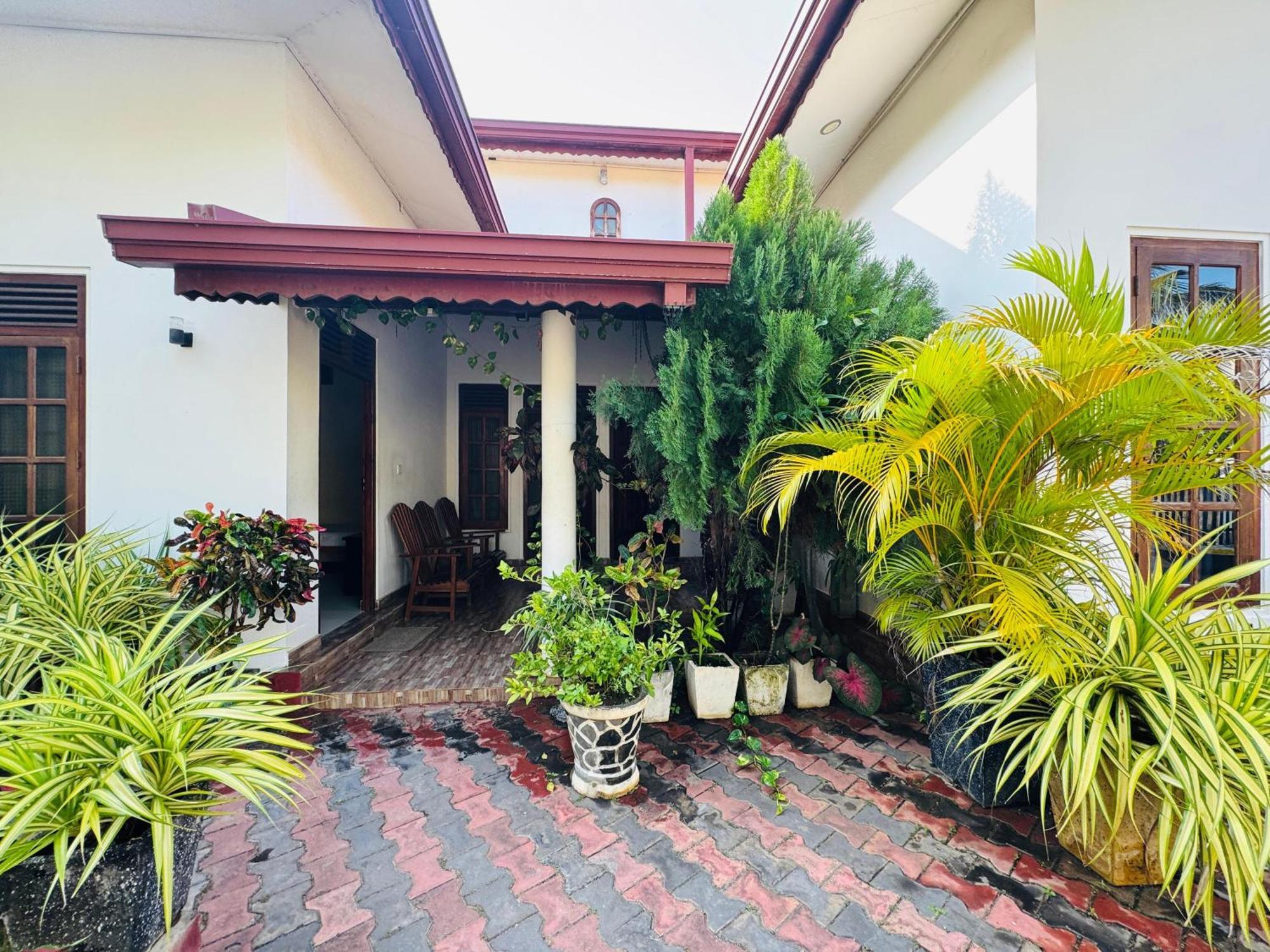 Aa Inn Trincomalee Esterno foto